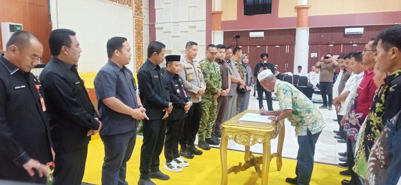 Calon Kepala Desa Tandatangani Deklarasi Damai PILKADES-Bupati Tapin H Yamani bersama Forkopimda Tapin saat menjadi saksi penandatanganan deklarasi damai Pilkades serentak di kabupaten Tapin. (foto:mb/herman)