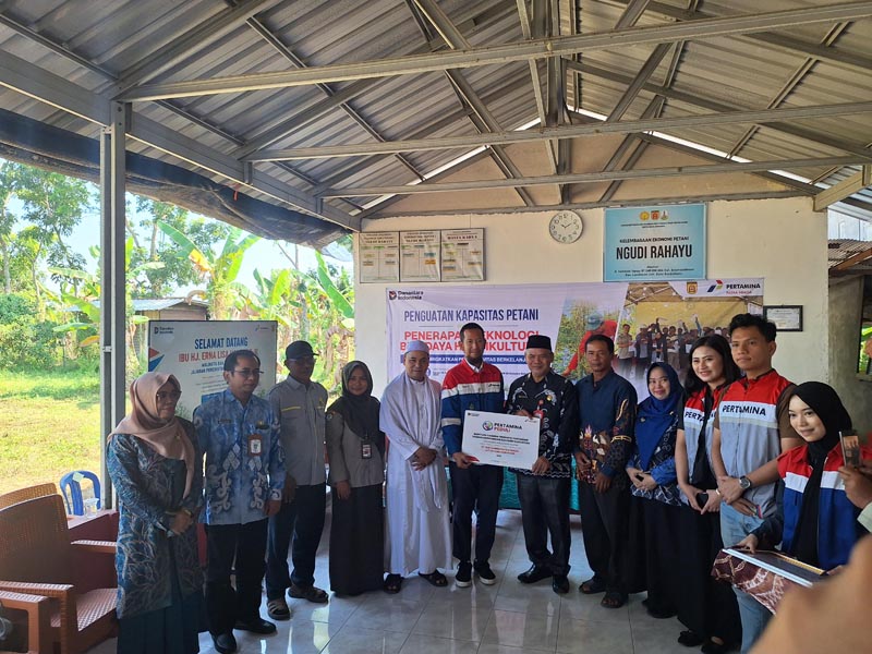 Pertamina Memberi Penguatan Kapasitas Petani Penerangan Teknologi Budidaya Nortikultura AFT Manajer Syamsudinnoor,Dimas Budiman serahkan bantuan Pertamina Peduli kepada Kepala DKP3 Kota Banjarbaru,,Abu Yajid Bustani . (foto:mb/rds)