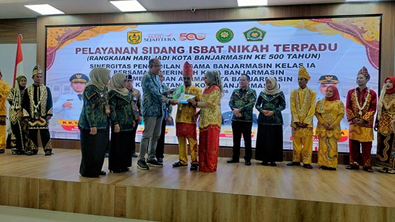48 Pasangan Disyahkan Negara dalam Sidang Isbat Nikah PENYERAHAN dokumen hasil pengesahan perkawinan ( sidang isbat nikah) kepada salah satu pasangan oleh Asisten III Setdako Banjarmasin, Ichsan Alhaq.(foto:mb/ist)