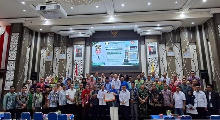 FKUB Banjarmasin Luncurkan Kampung Toleransi WAKIL Walikota Hj Ananda (tengah) berfoto dengan pada tokoh yang tergabung dalan Forum Kerukunan Umat Beragama (FKUB) Kota Banjarmasin, seusai kegiatan Fokus Group Discussion (FGD) sekaligus peluncuran kampumg toleransi di Aula Kayuh Baimbai Balaikota Banjarmasin, Kamis (23/7).(foto:mb/ant)