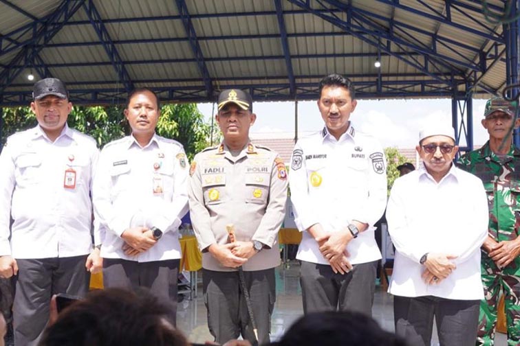 Bupati Banjar Berharap Pilkades Serentak Berjalan Aman dan Lancar BUPATI Banjar Saidi Mansyur (tiga dari kanan) bersama wakil bupati dan sekda foto bersama usai meninjau salah satu lokasi tempat pemungutan suara pilkades di Desa Cindai Alus, Kecamatan Martapura, Rabu (22/7). (Foto:mb/ant/mc kominfo bjr)