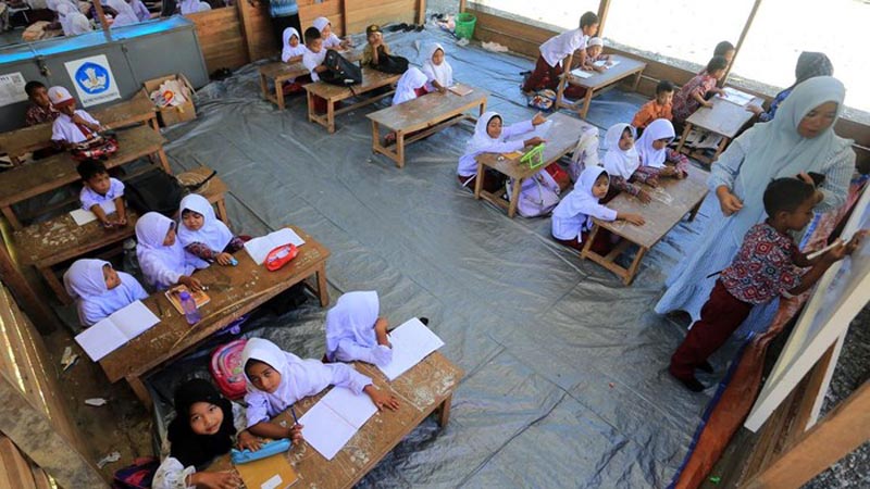 Sejumlah Siswa Belajar Di Ruang Kelas Darurat SDN 1 Beutong Ateuh Banggalang