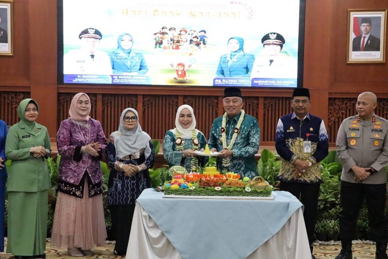 Gubernur : Lindungi dan Penuhi Hak-Hak Anak GUBERNUR Kalimantan Selatan H Muhidin menyerahkan nasi tumpeng pada perayaan Hari Anak Nasional (HAN) ke-42 tahun 2026 kepada Ketua Tim Penggerak PKK Provinsi Kalsel, Hj Fathul Jannah Muhidin, disaksikan unsur Forkopimda Kalsel.