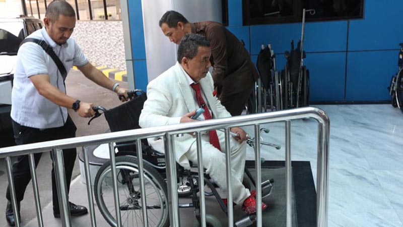 Hotman Paris Mundur Jadi Pengacara Febrie ADVOKAT Hotman Paris keluar dari dari RS Medistra usai mendapat perawatan. Ia mengumumkan mundur sebagai pengacara eks Jampidsus, Febrie Adriansyah.