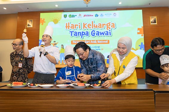 Haktawa Isi Hari Anak Nasional HIAS BUAH - Anggota DPRD Kalsel Firman Yusi bersama salah satu anak saat membuat sajian buah hias dengan berkreasi mengolah dan menyajikan dalam bentuk menarik di Ballroom Aston Tanjung Hotel, Sabtu (25/7).(foto:mb/ist)
