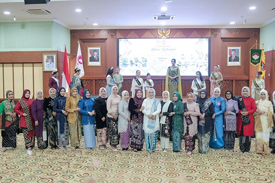Gatriwara Hadiri Peringatan Hari Kebaya Nasional GATRIWARA dan DWP berfoto bersama pada acara Hari Kebaya Nasional di Gedung KH Idham Chalid Banjarbaru, Sabtu (25/7) pagi.(foto:mb/ist)