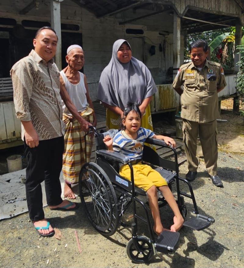 Mahendra Serahkan Kursi Roda Bagi Putri dan Maulana Penyerahan bantuan dari Dinas Sosial Povinsi Kalsel berupa kursi roda bagi 2 orang penyandang disabilitas oleh anggota DPRD Provinsi Kalsel fraksi PKB dr. Yadi Mahendra Muhyin MA, M.H.Kes dan didampingi anggota DPRD Kabupaten Tanah Bumbu Fraksi PKB,H Jumron di Desa Maju Sejahtera Kecamatan Karang Bintang Kabupaten Tanah Bumbu.ist
