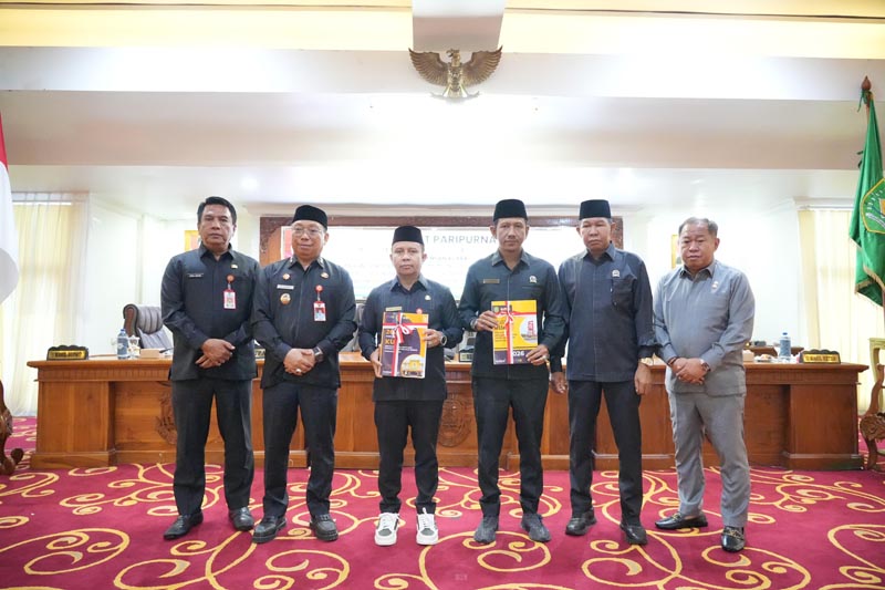 Penyampaian KUA Dan PPAS TA 2027 Dan Penyampaian KUPA dan Perubahan PPAS TA 2026 DOKUMEN KUA-Foto bersama saat penyerahan dokumen KUA dan PPAS TA 2027 dan dokumen KUPA dan perubahan PPAS TA 2026 pada rapat paripurna DPRD Tapin.{{herman}}
