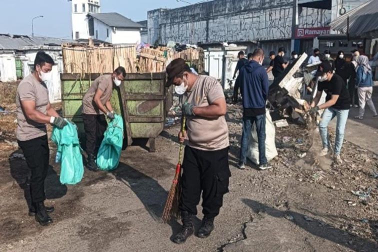 Personel Polresta Bersihkan Eks Terminal Pasar Antasari PERSONEL Polresta Banjarmasin bersama instansi terkait dan warga masyarakat bergotong royong membersihkan eks terminal yang berada di Pasar Sentra Antasari, Banjarmasin, Sabtu (25/7). (Foto:mb/ant/hms polresta bjm)