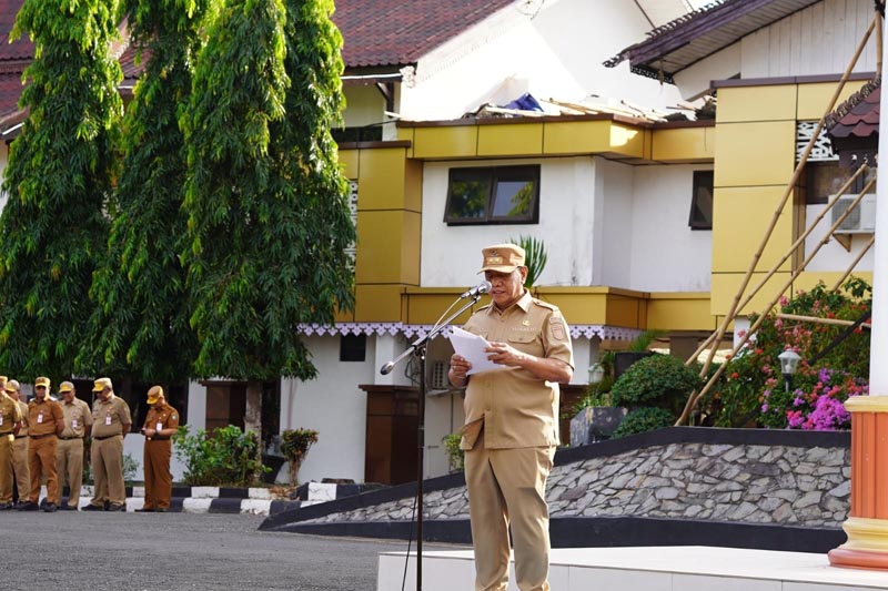 Wabup : Pelayanan Publik Terhadap Masyarakat Prioritas Wakil Bupati (Wabub) Tanah Laut (Tala), HM Zazuli saat memimpin Apel di Halaman Kantor Bupati.