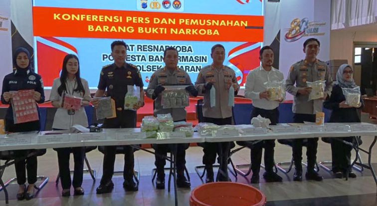 Polresta Bongkar Jaringan Narkoba Bermodus Daring POLRESTA Banjarmasin beserta instansi terkait mengangkat barbuk narkoba berupa sabu dan ekstasi serta ganja, yang diungkap selama periode Juni hingga Juli, Senin (27/7).(foto:mb/ant)