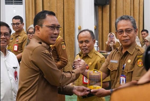 Pemko Banjarbaru Terus Memperkuat Reformasi Birokrasi PROFESIONALITAS - Sekda Kota Banjarbaru, Sirajoni saat menyerahkan penghargaan Indeks Profesionalitas Aparatur Sipil Negara (IP ASN) SKPD di lingkungan Pemko Banjarbaru Tahun 2026. (foto:mb/ist)