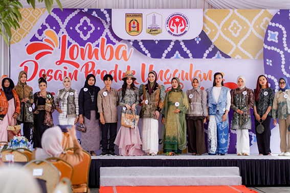 Banjarbaru Gelar Lomba Desain Sasirangan Pewarna Alam PARA peserta Lomba Desain Produk Unggulan Sasirangan Pewarna Alam se-Kota Banjarbaru Tahun 2026. (Foto:mb/jjr/mc kominfo bjb)hukum Islam dan hukum pidana di Sekretariat PCNU Banjarmasin, Selasa (28/7).(foto:mb/ant)