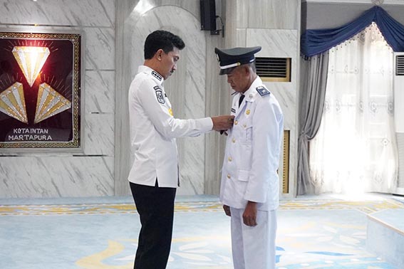 Bupati Lantik Pambakal Tambak Danau BUPATI Banjar H Saidi Mansyur memasangkan pin jabatan kepada Pambakal Desa Tambak Danau Kecamatan Astambul Abdul Wahab Sya’rani yang baru dilantik melalui proses PAW, Rabu (29/7) pagi.(foto:mb/ist)