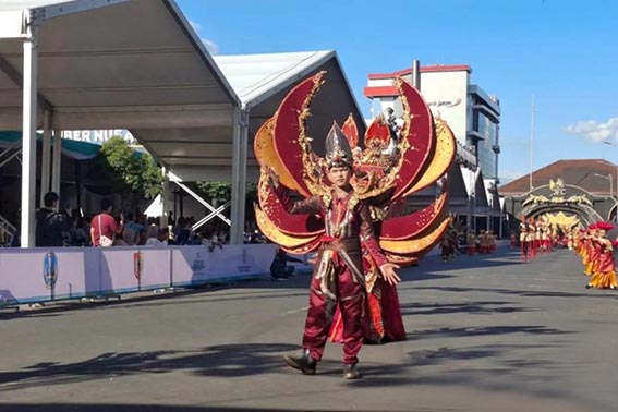 Melihat Kreativitas Siswa Sekolah Rakyat dalam JFC Siswa Sekolah Rakyat Jember, Rizky Ibrahim Sukito tampil percaya diri di "World Kids Carnaval" JFC di depan Kantor Pemkab Jember, Jumat (24/7/2026).(foto:mb/ant)