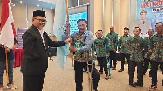 Ketua NPC Banjarmasin Husaini dan Pengurusnya Resmi Dilantik Mochammad Husaini menerima bendera pataka menandai resminya Ketua NPC kota Banjarmasin.(foto:mb/ist)