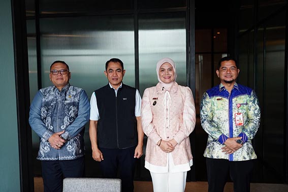 Ananda: Alhamdulillah Durasi Pemadaman Dikurangi WAKIL Walikota Banjarmasin Hj Ananda didampingi Sekda Banjarmasin Ichrom Muftezar usai bertemu dengan pejabat PLN pusat di Jakarta.(foto:mb/ist)