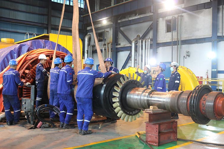 PLN Target Sistem Kelistrikan Kalselteng Pulih Awal Agustus SEJUMLAH pekerja melakukan proses Pull Out komponen Rotor Generator yang mengalami gangguan pada salah satu pembangkit di PLTU Asam-Asam dalam upaya percepatan pemulihan kelistrikan pada sistem interkoneksi Kalimantan, foto diambil Senin (27/7). (Foto:mb/ant/hms PLN kalselteng)