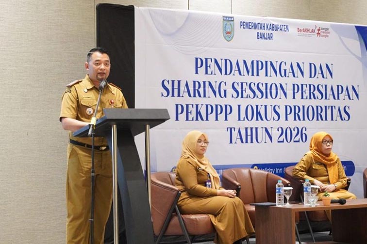 Sekda Banjar Dorong OPD Maksimalkan Pelayanan Publik SEKRETARIS Daerah Kabupaten Banjar Yudi Andrea menyampaikan sambutan saat membuka Rapat Pendampingan dan Sharing Session Persiapan Pemantauan dan Evaluasi Kinerja Penyelenggara Pelayanan Publik (PEKPPP) Lokus Prioritas Tahun 2026 di Gambut, Kabupaten Banjar, Selasa (28/7). (Foto:mb/ant/mc kominfo bjr)