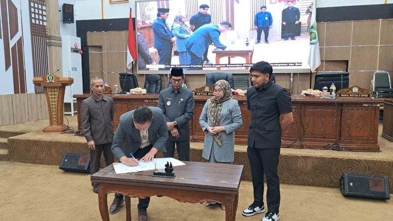 Wabup Balangan Bacakan Sambutan Bupati pada Paripurna Persetujuan Perubahan KUA-PPAS APBD 2026 ANGGARAN 2026-Rapat Paripurna DPRD Kabupaten Balangan dengan agenda Persetujuan Bersama terhadap Perubahan Kebijakan Umum Anggaran (KUA) dan Perubahan Prioritas serta Plafon Anggaran Sementara (PPAS) APBD Kabupaten Balangan Tahun Anggaran 2026. (foto:mb/ida)