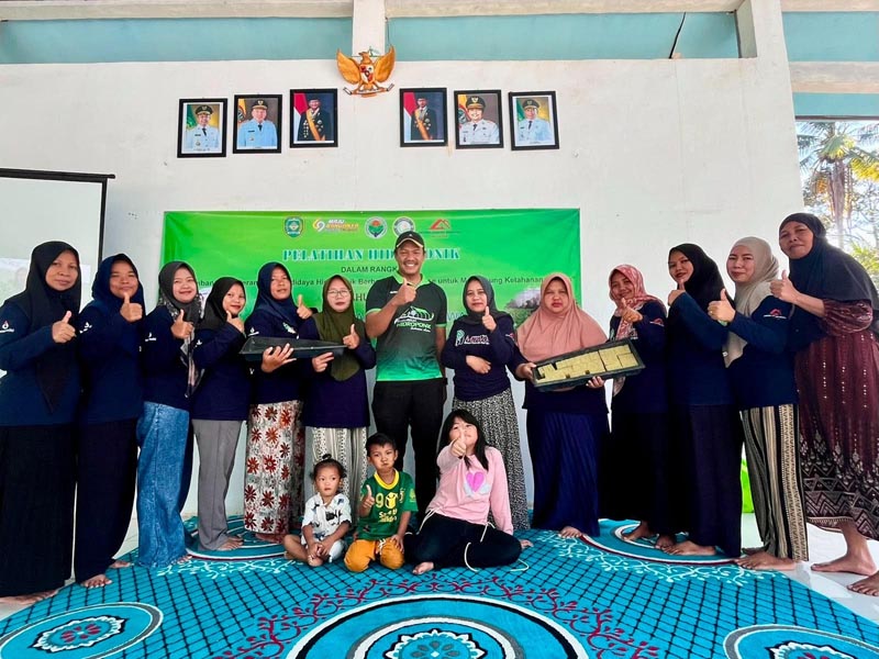 Ayam pedaging topang ekonomi peternak di Tapin BUDIDAYA-Foto bersama pada kegiatan pelatihan budidaya Hidroponik yang di selenggarakan Desa Puncak Harapan. (foto:mb/ist)
