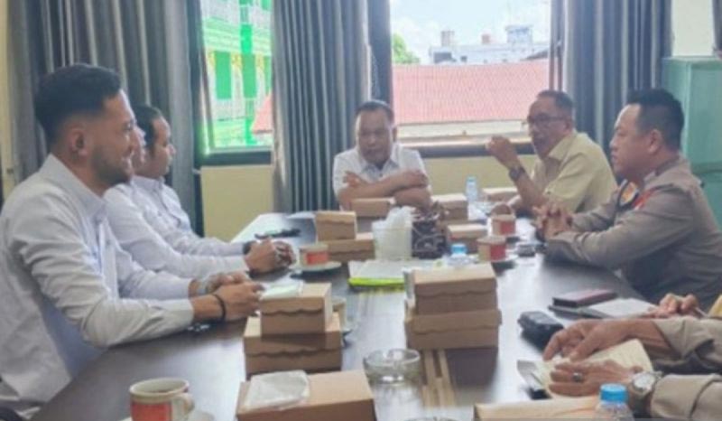 Komisi II DPRD Kotabaru RDP dengan pihak PLN PLN KOTABARU-Wakil Ketua dan Anggota DPRD Kotabaru RDP dengan pihak Manager PLN UPL Kotabaru. (fot0:mb/ant)