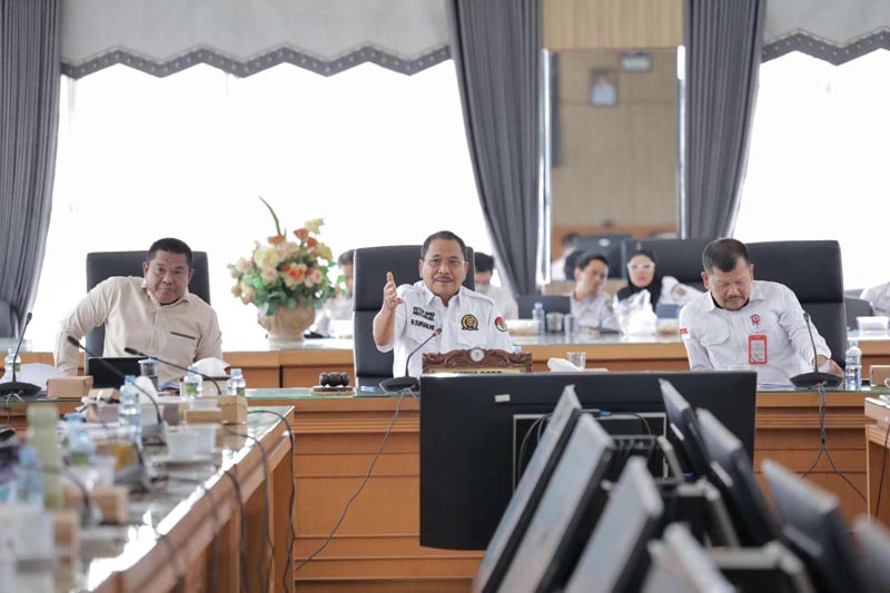 Banggar Panggil 23 SKPD Untuk Matangkan Rancangan KUA-PPAS 2027 Ketua DPRD Kalsel H. Supian HK sekaligus Ketua Banggar DPRD Kalsel saat memimpin rapat. (foto:mb/rds)