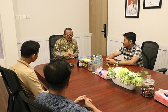 Bupati Gelar Pertemuan dengan PLN ULP Tanjung BUPATI Tabalong H Muhammad Noor Rifani saat menggelar pertemuan dengan pihak PLN ULP Tanjung, Kamis (30/7).(foto:mb/ist)