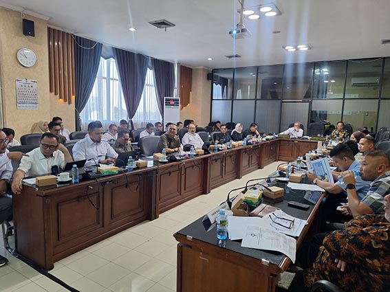 Komisi II Matangkan Rencana Kerja 2027 RAKER - Komisi II DPRD Kalsel saat menggelar raker bersama BUMD dan Bank Kalsel untuk mematangkan pembahasan Rencana Kerja Tahun Anggaran 2027. (Foto:mb/edoy)