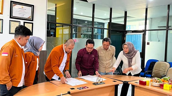 Forum Insinyur Muda dan ULM Jalin Kemitraan WAKIL Rektor ULM Dr Ir Yusuf Aziz MSc dan Ketua FIM PII Kalsel Ir Nanang Elva Julianoor Putra SST MT IPM melakukan penandatanganan MoU sebagai upaya memperkuat pengembangan SDM di bidang keinsinyuran, Rabu (29/7).(foto:mb/ist)