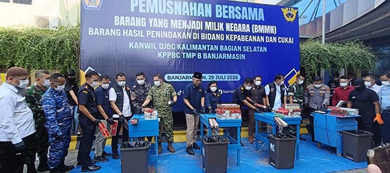 Bea Cukai Komitmen Lindungi Masyarakat DJBC Kalimantan Bagian Selatan bersama KPPBC Tipe Madya Pabean B Banjarmasin saat melakukan pemusnahan barang bukti, Rabu (30/7). (Foto:mb/ris)