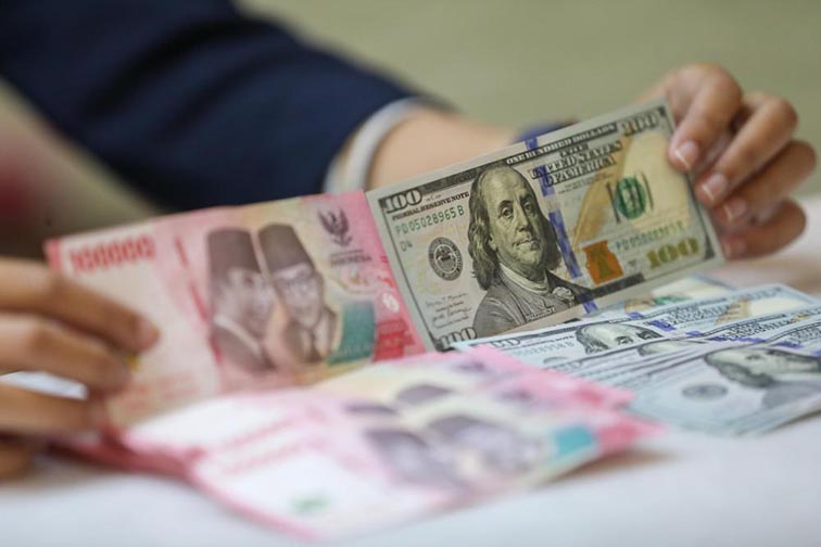 Rupiah Lesu ke Level Rp18.071 per Dolar AS RUPIAH MELEMAH - Nilai tukar rupiah pada Kanis pagi berada posisi Rp18.071 per dolar AS. Mata uang Garuda ini melemah tipis 2 poin atau 0,01 persen dibandingkan penutupan perdagangan sebelumnya.(foto:mb/ant)