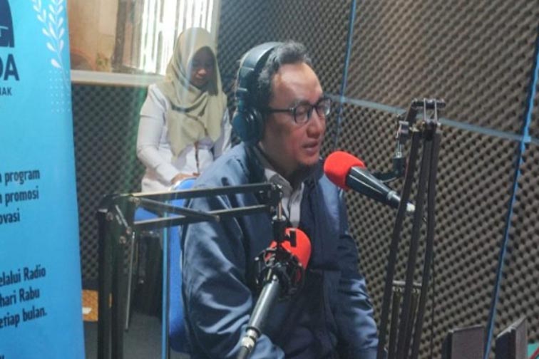RSUD Ratu Zalecha Percepat Penanganan Stunting lewat PAIS PATIN DOKTER Ahli Gizi RSUD Ratu Zalecha Martapura sekaligus inovator PAIS PATIN, dr Taufik Rahmadi saat menjadi narasumber talkshow di Radio Suara Banjar, milik pemerintah setempat.di Martapura, Kamis (30/7). (Foto:mb/ant/mc kominfo bjr)