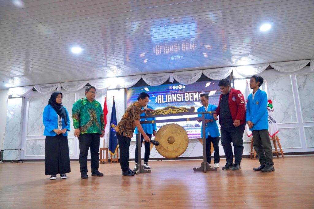Kongres BEM se-Kalsel Bongkar Arah Gerak Organisasi BEM SE KALSEL-Pemukulan gong oleh Bupati Balangan, Abdul Hadi sebagai tanda dibukanya Kongres Aliansi Badan Eksekutif Mahasiswa (BEM) se-Kalimantan Selatan ke-V yang membahas kepengurusan selanjutnya, evaluasi, serta menentukan arah gerak organisasi di Mahligai Mayang Maurai, Paringin.(foto:mb/ist)