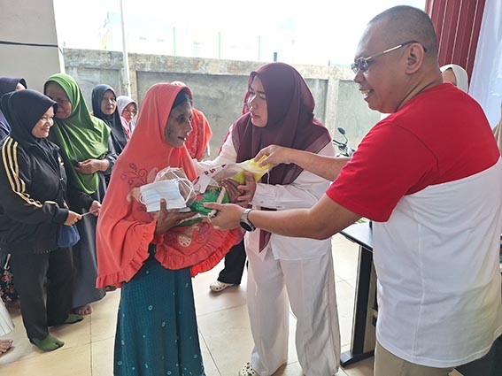 Gerindra Kalsel Membagikan Beras Dengan Warga Gambut Ketua DPD Partai Gerindra Kalsel Hj Mariana membagikan beras kepada warga Kecamatan Gambut.(foto;mb/rds)
