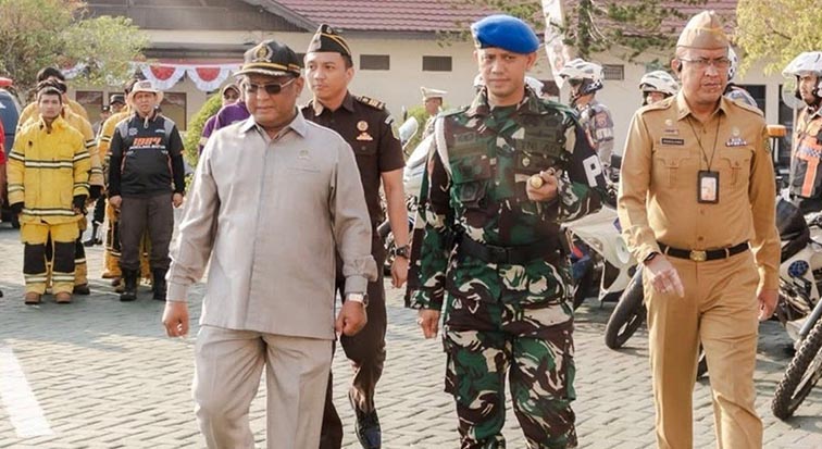 Dewan Dukung Kesiapsiagaan Pasukan Hadapi Karhutla ANGGOTA DPRD Banjarmasin H Rahman Nanang Riduan saat mewakili lembaganya mengikuti apel gelar pasukan dalam rangka penanggulangan Karhutla tahun 2026 di lapangan apel Polresta Banjarmasin, Selasa (11/8). (Foto:mb/ant/hms dprd bjm)