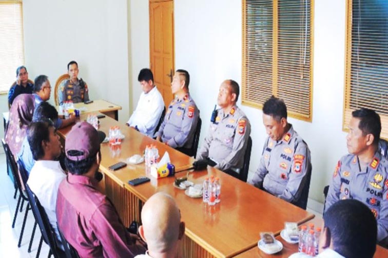 Polresta Buka Ruang Kritik Media Perkuat Kepercayaan Publik KAPOLRESTA Banjarmasin Kombes Pol Riza Muttaqin saat bersilaturahmi dengan jajaran Persatuan Wartawan Indonesia (PWI) Provinsi Kalimantan Selatan di Sekretariat PWI Kalsel, Jalan Hidayatullah, Banua Anyar, Banjarmasin, Senin (10/8). (Foto:mb/ant/hms polresta bjm)
