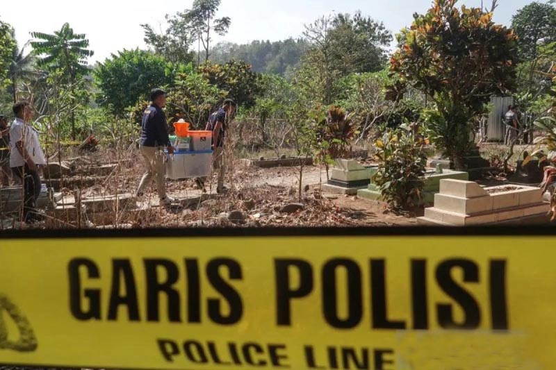 Tim Forensik Ambil Sejumlah Sampel dari Jenazah Sutrimo PETUGAS membawa peralatan untuk proses ekshumasi jenazah Sutrimo, mantan kepala rumah tangga eks Jampidsus Kejagung Febrie Adriansyah, di Desa Wlahar, Wangon, Banyumas, Jawa Tengah, Rabu (12/8).
