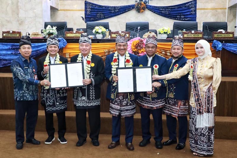 H Muhidin-Hasnuryadi Tegaskan Komitmen Majukan Banua DISEPAKATI - Gubernur Kalsel H. Muhidin bersama Ketua DPRD H Supian HK menyepakati KUA PPAS 2027 (Kebijakan Umum Anggaran dan Prioritas Plafon Anggaran Sementara Tahun Anggaran 2027) & KUPA PPAS 2026 (Kebijakan Umum Perubahan Anggaran dan Prioritas Plafon Anggaran Sementara Tahun Anggaran 2026), dalam rapat paripurna Hari Jadi ke-76 Provinsi Kalsel di Gedung DPRD Kalsel. Rabu (12/8).