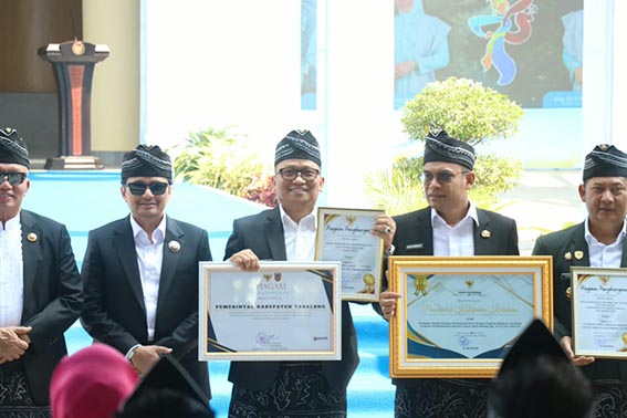 Tabalong Borong Enam Penghargaan TERIMA PENGHARGAAN - Bupati Tabalong H Muhammad Noor Rifani saat menerima penghargaan pada rangkaian peringatan Harjad ke-76 Provinsi Kalimantan Selatan di Masjid Syekh Muhammad Arsyad Al-Banjari, Kompleks Perkantoran Gubernur Kalimantan Selatan, Kota Banjarbaru, Kamis (13/8).(foto:mb/ist)