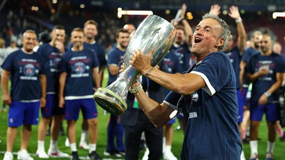 PSG Pertahankan Piala Super Eropa Merayakan Keberhasilan - Manajer Paris Saint-Germain, Luis Enrique, merayakan keberhasilan timnya meraih trofi Piala Super UEFA setelah kemenangan atas Aston Villa dalam pertandingan Piala Super UEFA 2026 di Stadio Salzburg.(foto:mb/web)