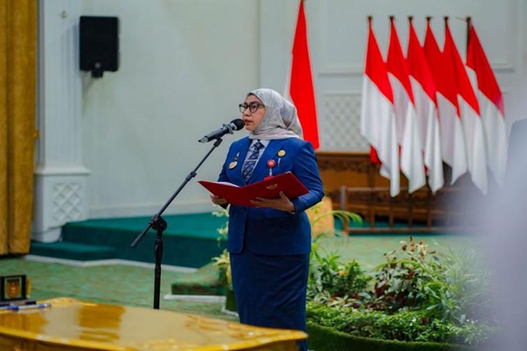 Walikota Antar Banjarbaru Raih Dua Predikat Terbaik KPPN Awards WALIKOTA Banjarbaru Erna Lisa Halaby saat mengambil sumpah dan melantik pejabat di lingkungan pemerintah kota Banjarbaru beberapa waktu lalu. (Foto:mb/ant/ mc kominfo bjb)