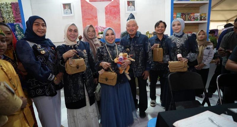 Gubernur Didampingi Hj. Fathul Jannah Resmi Buka Kalsel Expo 2026 Gubernur Kalimantan Selatan, H Muhidin bersama isteri, Hj Fathul Jannah, Wakil Gubernur (Wagub), H Hasnuryadi Sulaiman dan isteri menerima bingkisan pada pembukaan Kalsel Expo 20260