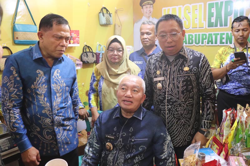 Wabup Tapin Hadiri Pembukaan Kalsel Expo 2026 PAMERAN-Gubernur Kalsel H Muhidin saat mengunjungi stand pameran kabupaten Tapin didampingi Wakil Bupati Tapin H Juanda. (foto:mb/herman)