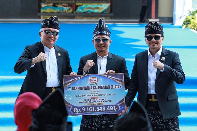 Gubernur Serahkan Berbagai Penghargaan pada Harjad ke-76 Kalsel TERIMA DIVIDEN – Gubernur Kalimantan Selatan H Muhidin dan Wakil Gubernur H Hasnuryadi Sulaiman berfoto dengan Direktur Utama PT Bangun Banua Kalimantan Selatan H Aprizaldi (tengah) sambil memegang papan simbolis yang bertuliskan jumlah dividen yang diterima Pemprov Kalsel. Momentum ini terjadi pada puncak peringatan Hari Jadi ke-76 Kalsel di Banjarbaru, Kamis (13/8).