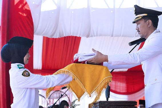 Pemkab Banjar Gelar Upacara Peringatan HUT RI BUPATI Banjar H Saidi Mansyur menyerahkan Bendera Merah Putih untuk dinaikkan Paskibra Kabupaten Banjar saat Upacara Peringatan HUT ke-81 Kemerdekaan Republik Indonesia.(foto:mb/ist)