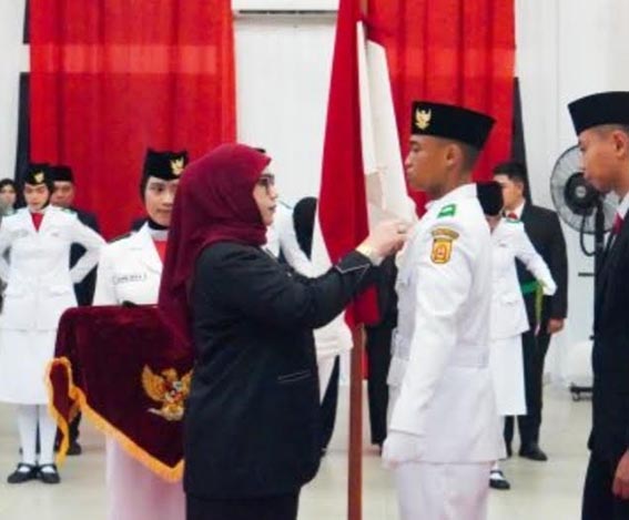 Walikota Kukuhkan 33 Anggota Paskibraka WALIKOTA Erna Lisa Halaby secara simbolis menyematkan Lencana Merah Putih Garuda kepada perwakilan Anggota Paskibraka Kota Banjarbaru Tahun 2026.(foto:mb/ist)