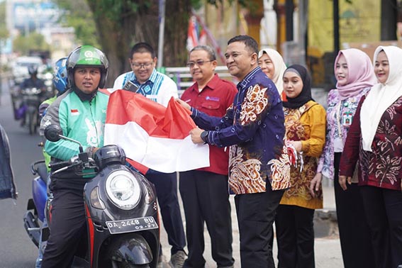 DKISP Banjar Bagi-bagi Bendera Merah Putih KEPALA Dinas Komunikasi Informatika Statistik dan Persandian (DKISP) Kabupaten Banjar Faisal (kanan) bersama rekan membagikan Bendera Merah Putih kepada pengguna jalan.(foto:mb/ist)