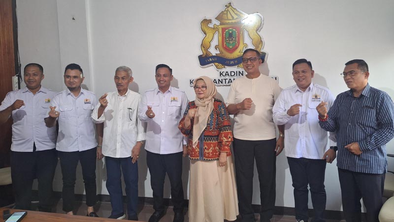 Kadin Kota Banjarmasin Buka Tahapan Penjaringan Calon Ketua Ketua Kadin Kota Banjarmasin,Muhammad Akbar Utomo Setiawan,Ketua SC Mukot Kadin Kota Banjarmasin, Aulia Rahman, ST, dan penguruslainnya berkunjung ke Ketua Umum Kamar Dagang dan Industri (Kadin) Kalimantan Selatan, Hj. Shinta Laksmi Dewi, SE., .(foto:mb/rds)