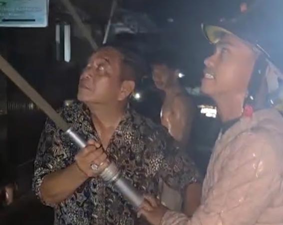 Kebakaran di Banjar Indah Tewaskan Lansia KAPOLSEK Banjarmasin Selatan Kompol Cristugus Lirens bersama anggota pemadam kebakaran saat melakukan pembasahan.(foto:mb/ist)